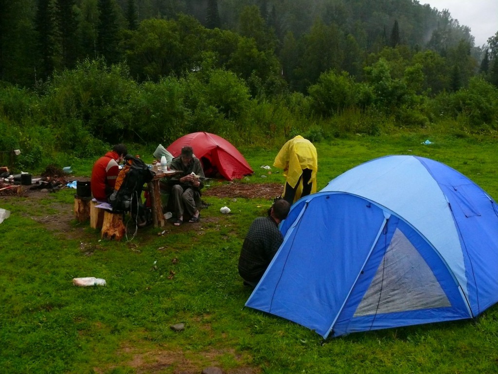 Палаточный лагерь в Лужбе